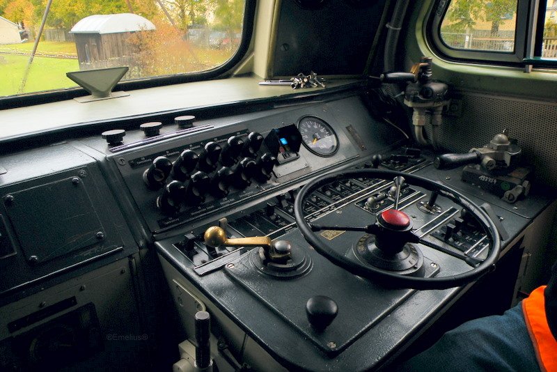 ich glaube das Bild wird jedem Dieselfan gefallen. Es handelt sich um den F�hrerstand der 217 001-7. Er war frei zug�nglich im Bahnpark Augsburg. Der rote Knopf in der Mitte ist nicht der Hot Button sondern der Motor Notstop
