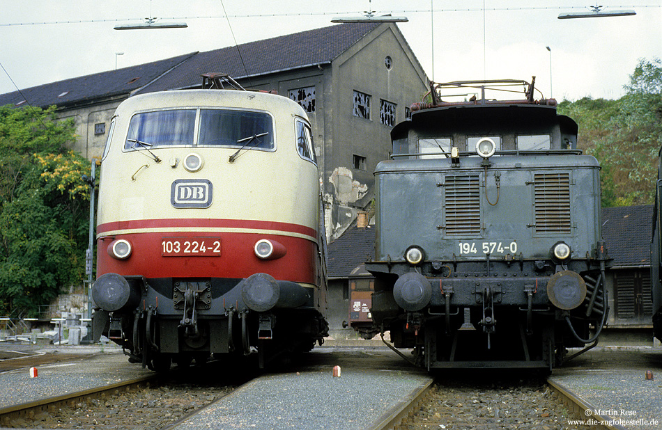 Im Bw W�rzburg warten die 103 224 und 194 574 auf ihren n�chsten Einsatz. 18.9.1983
