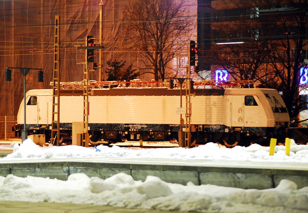 Im Dunkeln macht sich die 189 841 auch gut.
Aufgenommen am 27.12.2010 im Hbf M�nchen Gleis 36.