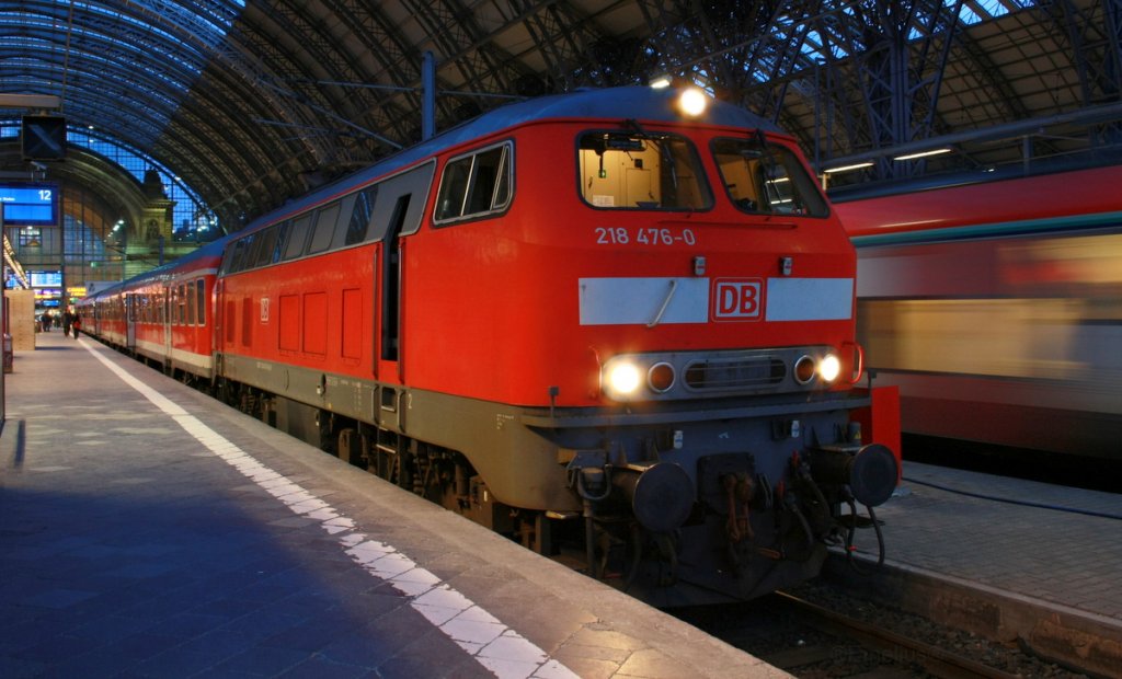 Im Hintergrund verl�sst die Vias den Frankfurter Hauptbahnhof und der nette Lokf�hrer kam von der Lok zu mir und wir Unterhielten uns �ber die Langzeitphotographie und �ber die 218er.

Patrick E.