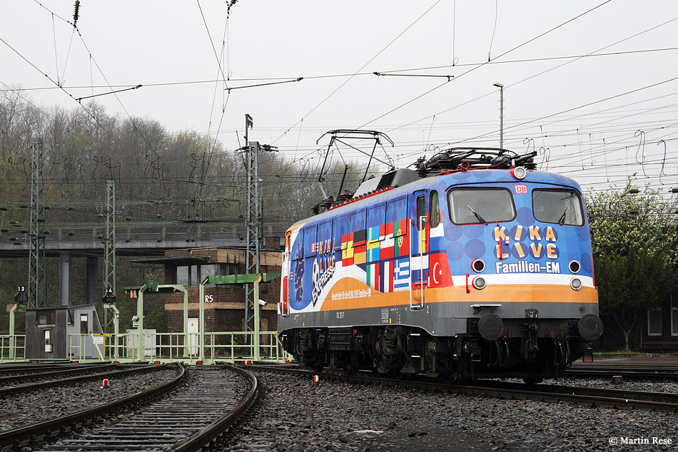 Im M�rz 2008 war die 110 321, mit einem entsprechend gestalteten Sonderzug, f�r den Kinderkanal in Deutschland unterwegs. Bei str�menden Regen entstand die Aufnahme der Lok in K�ln Bbf. 13.4.2008. Wenige Tage darauf wurde die Folie schon wieder entfernt.