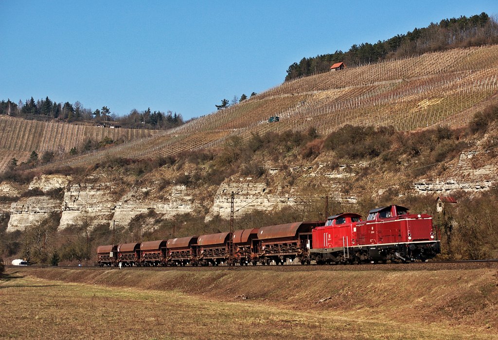 Im sch�nen Maintal konnte bei Himmelstadt ein Dieseldoppel bestehend aus 212 093 + 212 274 mit Schotterwagen festgehalten werden.
Aufgenommen am 04.03.2011.