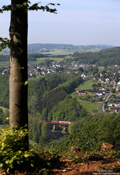 Im Siegtal finden sich viele sch�ne Fotomotive! Bei einigen muss man allerdings ein wenig suchen ....
Zwischen Rosbach und Au �berquert die 111 079 mit dem RE10907 die Sieg. 5.5.2011