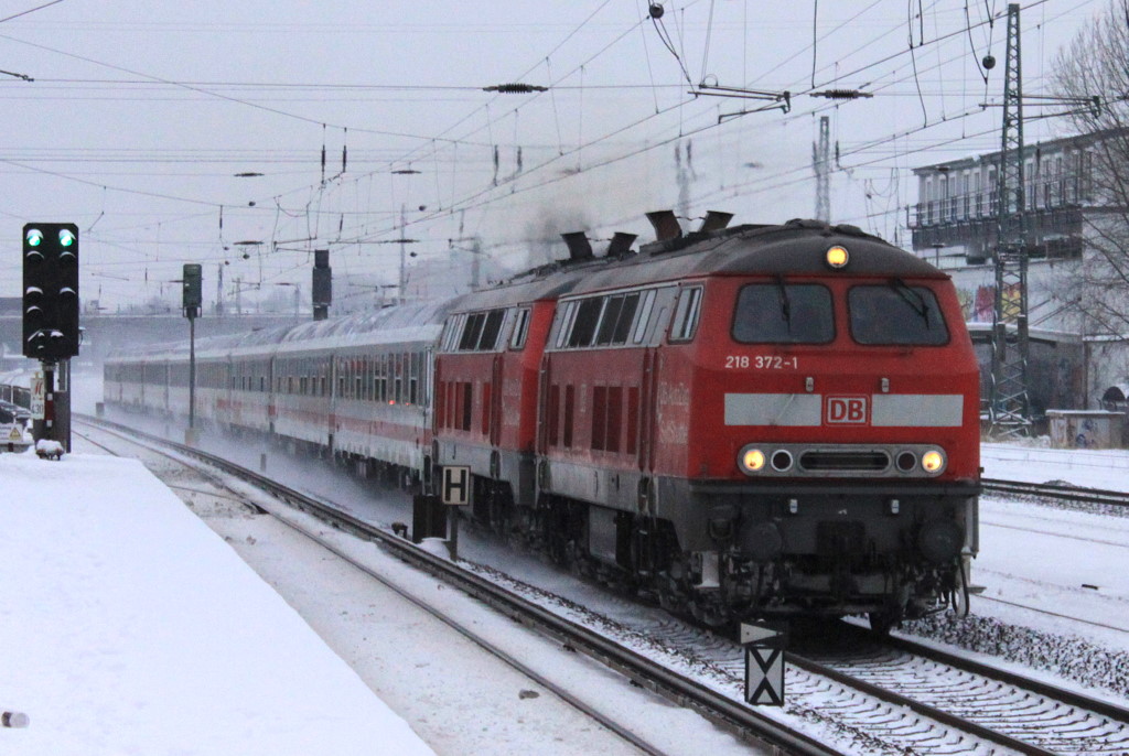 Im Vorab zu diesem Bild m�chte ich mich bei dem S-Bahn Fahrer bedanken, der sehr langsam anfuhr um diese Aufnahme zu erm�glichen. Es ist die 218 372 von DB AutoZug Syltshuttle mit einem IC nach Westerland Sylt. Am 28.12 aufgenommen in Hamburg Eidelst�dt