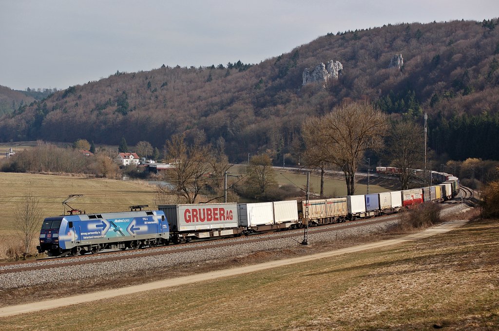 Immer weider gern gesehen, im Altm�hltal macht sich so ein ALbatros dann besonders gut.
152 135 ist mit einem KLV-Zug Richtung Treuchtlingen unterwegs.
Aufgenommen am 12.03.2011 bei Dollnstein.
