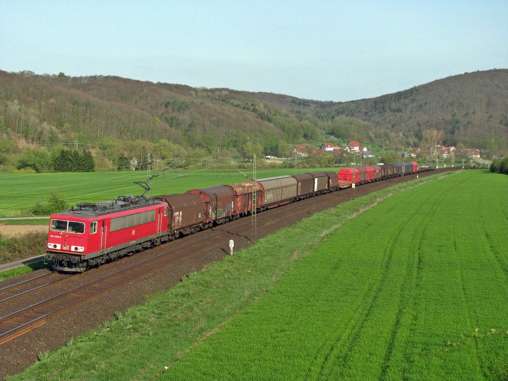 Immer wieder sch�n eine 155er zu sehen. In diesem Fall ist es die 155 056 mit einem Gemischten G�terzug Richtung W�rzburg.
Aufgenommen am 21.04.2010 im Maintal.