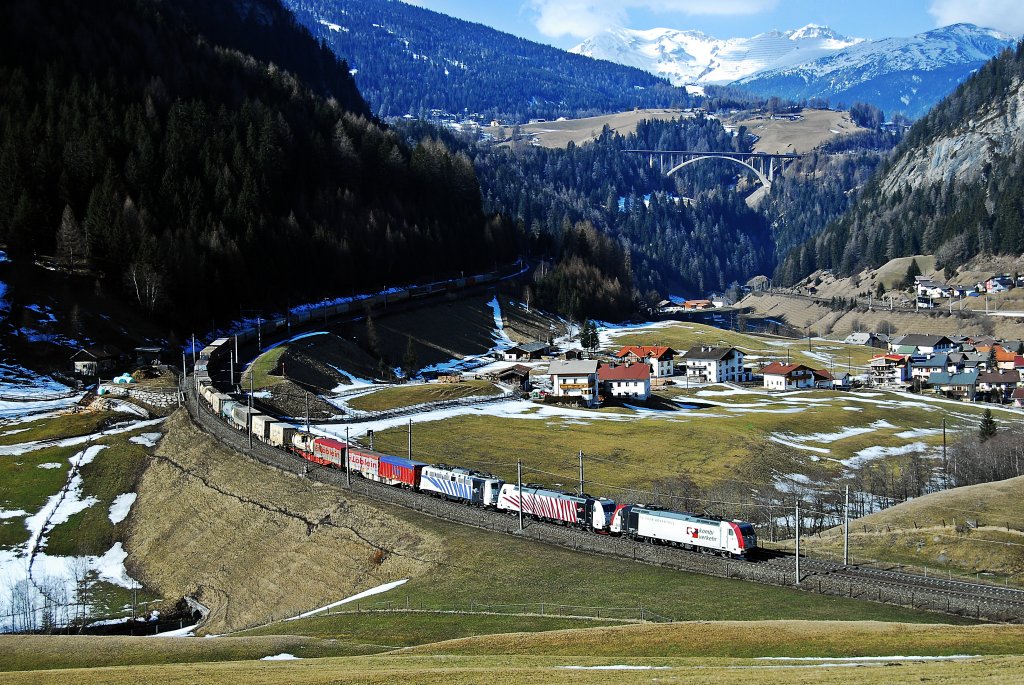 In der   Kurve   von St. Jodok konnte der vom Brenner kommende Lomozug mit folgenden Loks abgelichtet werden.
185 664 + 185 666 + 139 213 LM.
Aufgenommen am 19.02.2011
