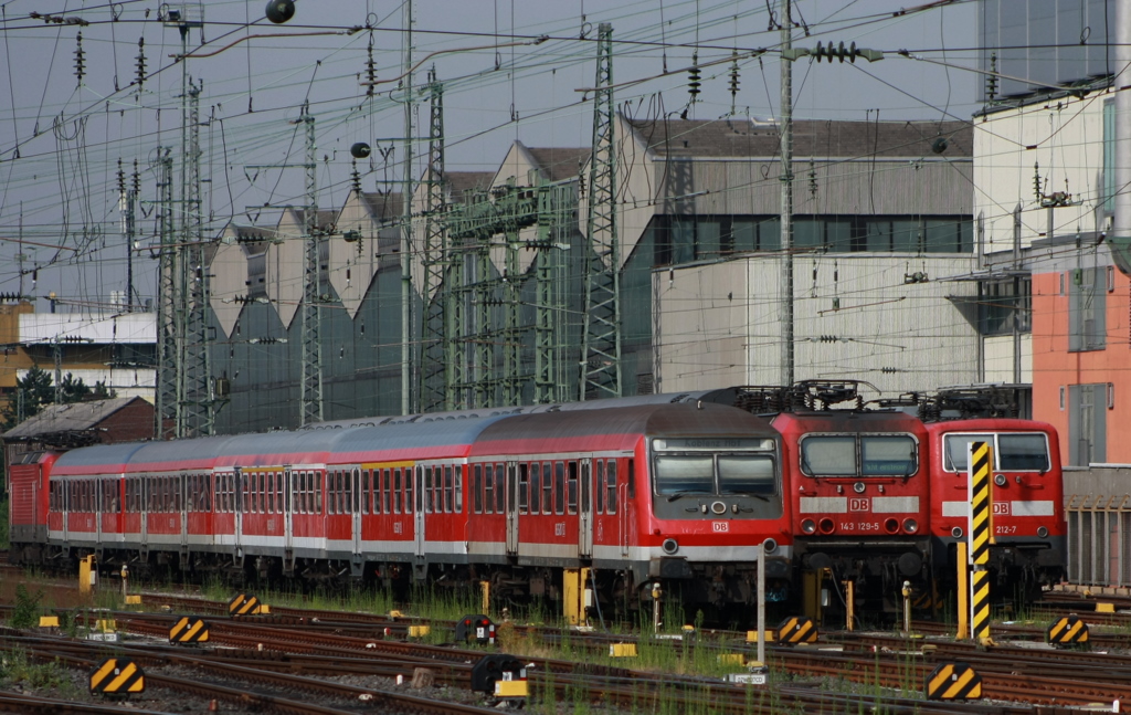 In der Abstellanlage traf man nochmals die Trier 143 die jetzt den Blick auf den Steuerwagen frei gibt, daneber steht die 143 129-5 und die 111 219-7 aus N�rnberg. Am 12.07.2010 ging es Kunterbunt zu.

