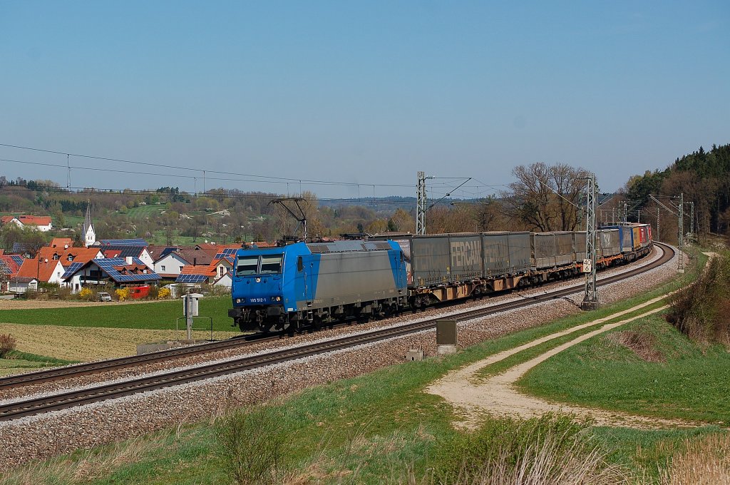In der bekannten Kurve von Paindorf konnte bei herrlichem Wetter die 185 512 mit dem Fercamzug gesichert werden.
Aufgenommen am 09.04.2011.