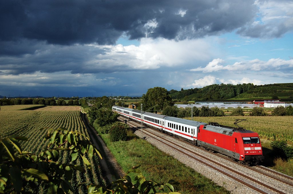 In H�gelheim konnte die 101 097 mit ihrem EC nach Freinburg fotografiert werden.
Aufgenommen am 09.09.2010
