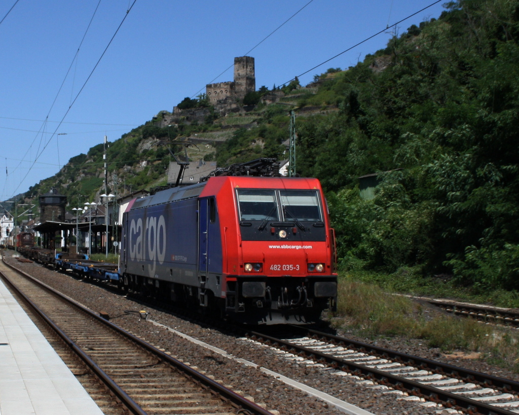 In Kaub kam die 482 035-5 obwohl eigentlich die Strecke wegen Umfangreicher Bauarbeiten gespert sein sollte. Am 16.07.2010