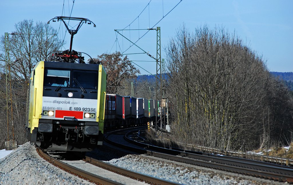In Weiching kam aus M�nchen die 189 923SE mit KLV zum Brenner gefahren.
Aufgenommen am 06.02.2011.