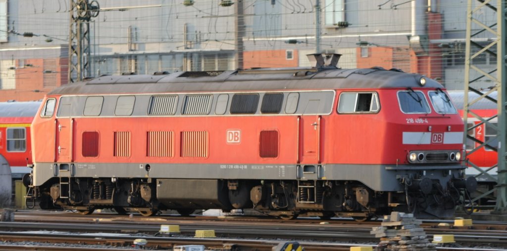 Ja die 218 498-9 ranigert auch noch bei Sonne durch das Vorfeld des Frankfurter Hbf.

Patrick E.