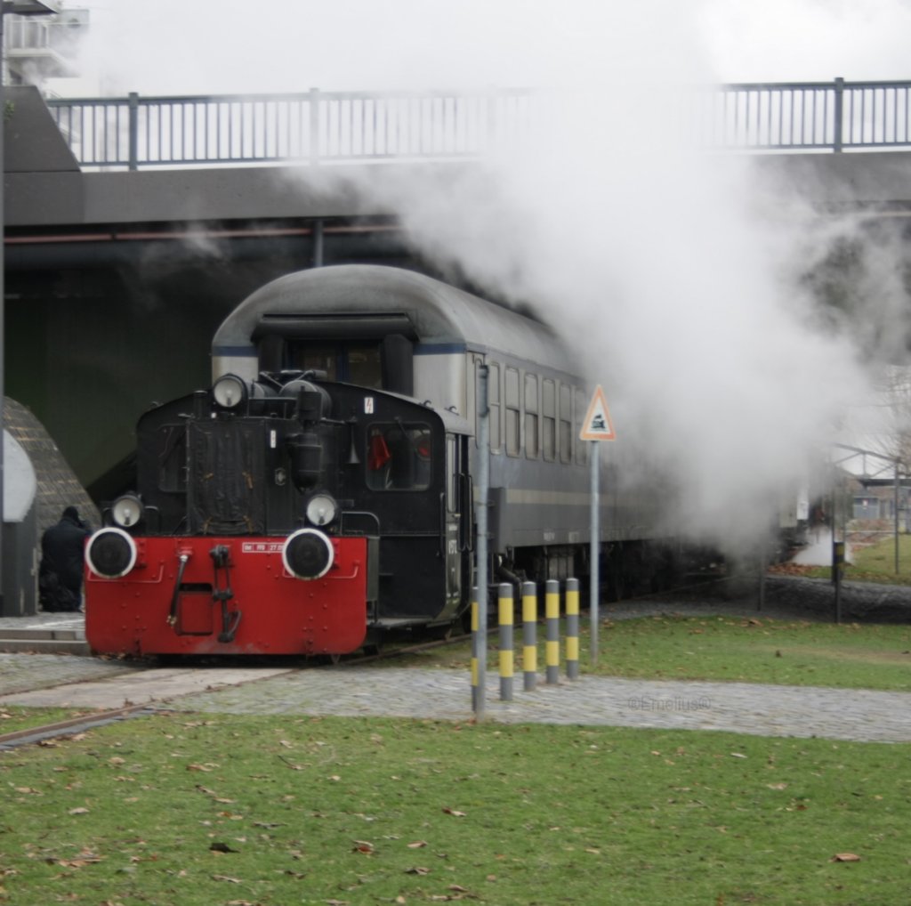 ja hier erkennt man das die K�f bis in den osthafen gezogen wird. Die 52 4867 der HEF ist stark genung um den ganzen Zug zu Beschleunigen. Sie machte auch bei temparaturen um den Gefrierpunkt m�chtig Dampf.

Patrick E.