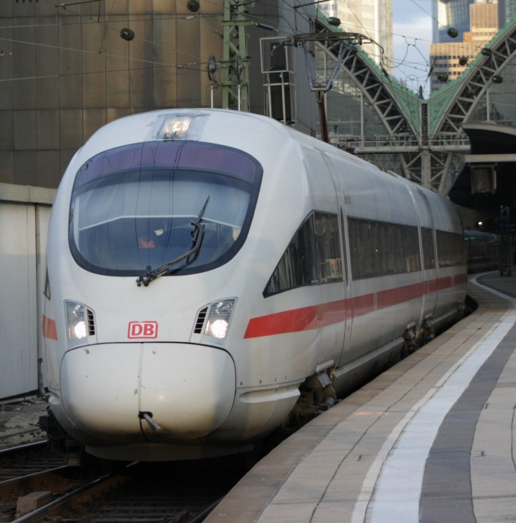 Ja dieser ICE 411T f�hrt aus dem Frankfurter Hbf aus.


patrick E.