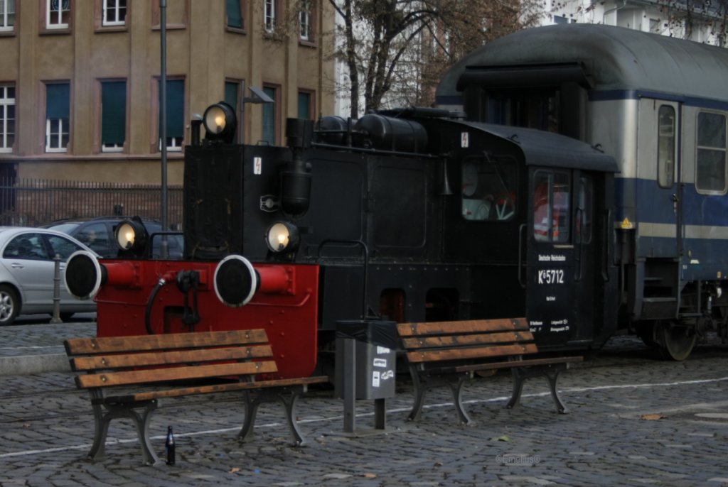 Ja man erkennt deutlich das die St�dtische Verbindungsbahn Frankfurt am Main mitten durch die Stdt l�uft. Immer sch�n am Mainufer entlang. Und da stehen auch mal B�nke und im Sommer liegen auch schon mal Leute in gleisn�he. Die denken das ist ein Liegewiese dabei f�hrt da auch ab und zu mal eine Dampflok. Hier ist es aber die K�5712 der Historischen Eisenbahn Frankfurt.

Patrick E.