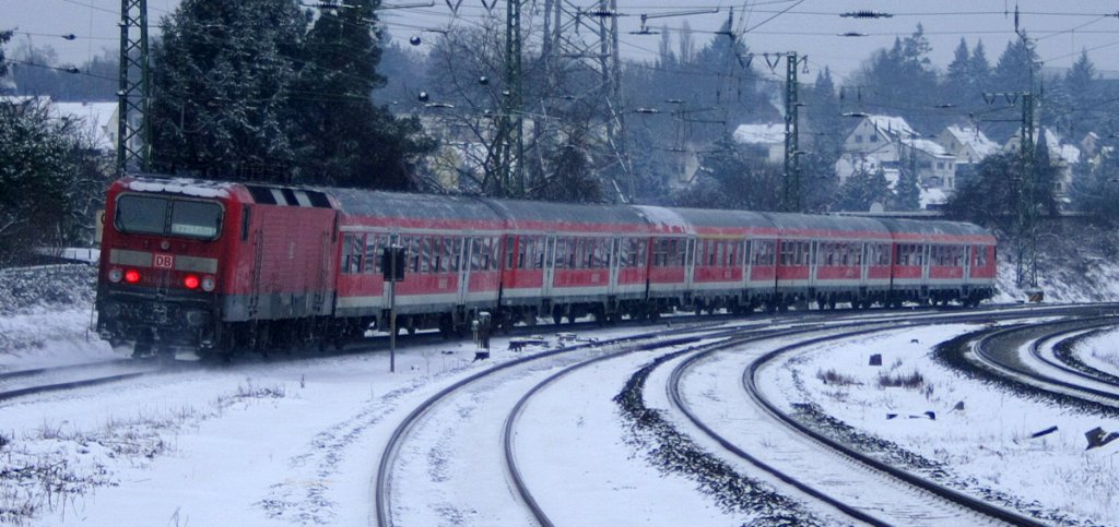 Ja diese N-Wagen Garniutr durcheilte im Gleiswechsel Wiesbadne Ost. Der Lokf�hrer hat wohl das DB-Logo wohl extrem gereinigt.

Patrick E.