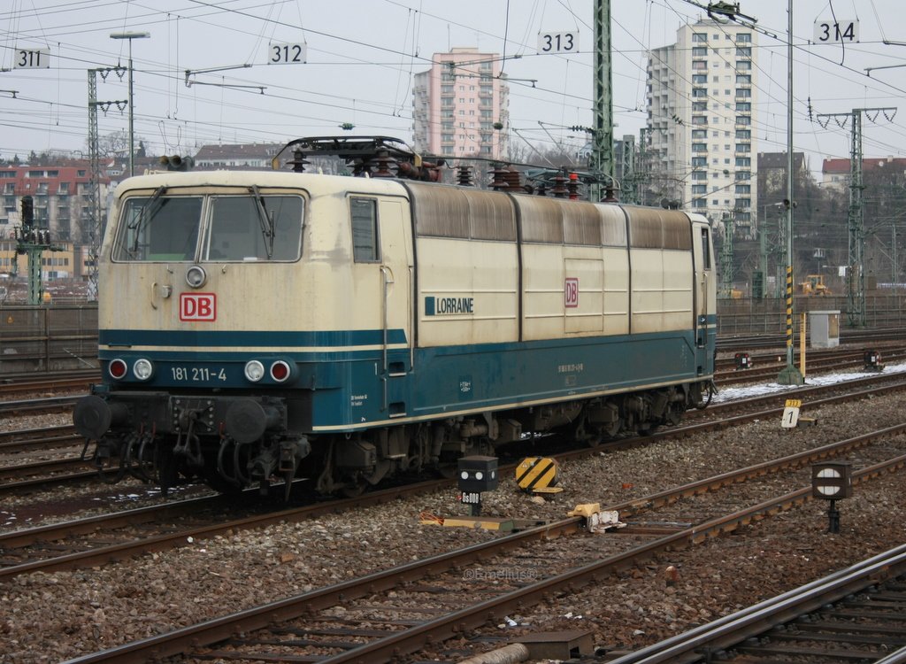 Jetzt mal nicht von unten oder mit was im Hintegrund , es ist die 181 211-4 Lorianne wie sie leibt und lebt. Sie erholt sich nur gerade und macht Ihren Sch�nheitsschlaf.

Patrick E.