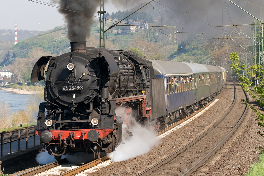Kategorie Deutschland / Dampfloks / BR 44 !!!

44 2546-8 bei Linz am Rhein


Fotografiert am 24. April 2010 in Dattenberg-Wallen am Rhein. Der Zug verlie� gerade den Bahnhof von Linz am Rhein und nimmt Geschwindigkeit auf.

100mm, ISO 125, F8, 1/250sec.
[ Nikon D200 + Sigma 100-300 F4 EX DG APO HSM IF ]