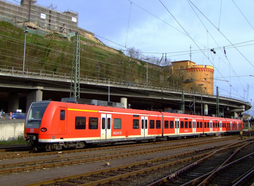 Koblenz Hbf am 03.04.2010 Triebwagen 425 657-7 f�hrt vom Bahnhof ab.