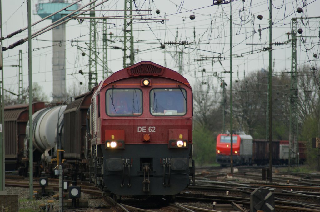 K�ln Gremberg 09.04.2010:
HGK DE62 trifft auf eine franz�sische PRIMA Lok