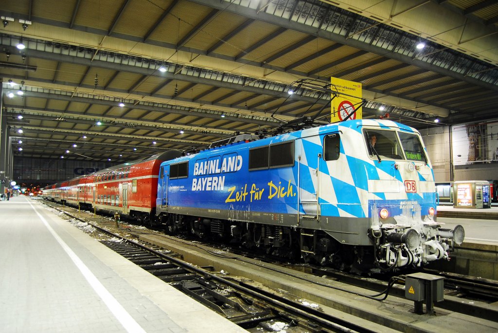 Langzeitaufnahme im Hbf M�nchen mit dem Maxl.
111 017 kam als RE von Treuchtlingen.
Aufgenommen am 27.12.2010