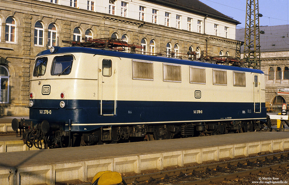 Leider blieb die 141 378 mit dem blauer Dach ein Einzelst�ck! Fotografiert am 3.12.1983 in N�rnberg Hbf.