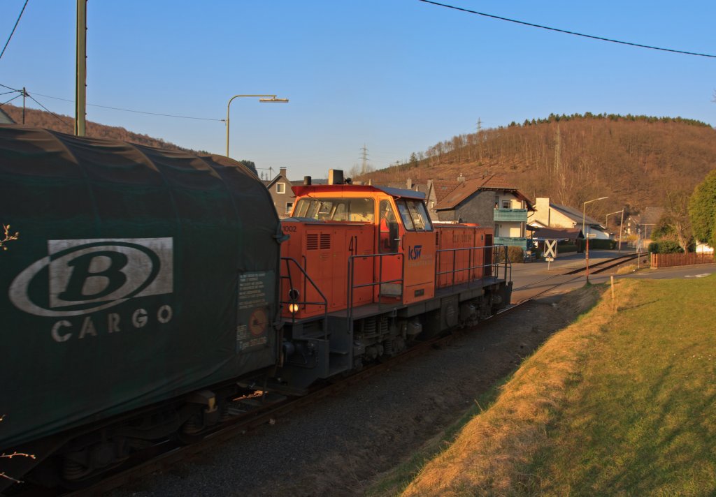 Lok 41 der Kreisbahn Siegen-Wittgenstein (KSW) mit Coilwagen-G�terzug f�hrt am 28.03.2011, auf KSW eigenem Gleis, in Neunkirchen-Struth�tten kurz vor dem Bahn�bergang F�llstra�e in Richtung Salchendorf.  Die Lok ist eine MaK DE 1002, Baujahr 1988 (Fabr.-Nr. 1000832).