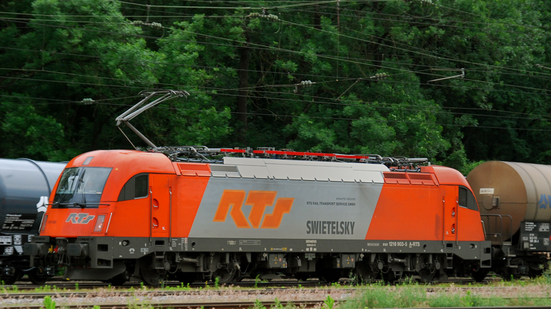 Lokportrait 1216 903-5, RTS, aufgenommen am 12.06.12, bei der Durchfahrt durch Neuoffingen.