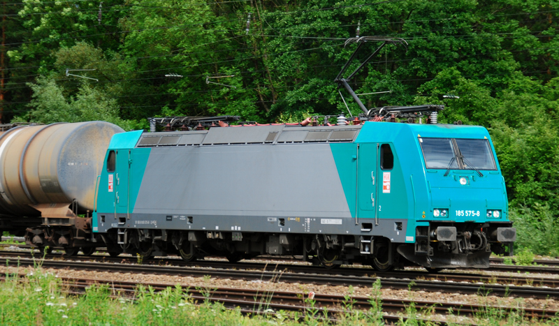 Lokportrait 185 575-8, HGK, aufgenommen am 11.06.12, bei der Durchfahrt durch Neuoffingen.