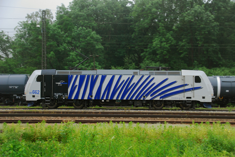 Lokportrait 185 662-4, aufgenommen am 12.06.12, bei einer Solodurchfahrt durch Neuoffingen.