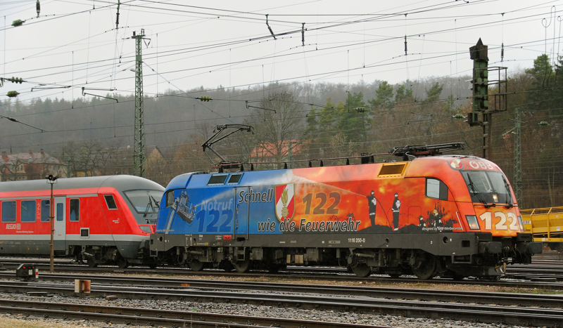Man hatte mir gesagt, die �sterreichische Feuerwehrlok g�be es nicht mehr. Um so erstaunter war ich, als die 1116 250-0 in voller Pracht an den Bahnsteig in Treuchtlingen fuhr! Aufgenommen am 31.01.11.