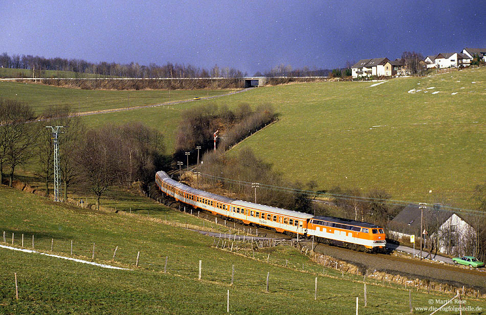 Mit der CB6429 aus K�ln hat die 218 140 (Bw Hagen1) ihr Ziel Meinerzhagen fast erreicht. Das Einfahrsignal des Bahnhofs Meinerzhagen zeigt Hp2 (Langsam-Fahrt). 25.3.1986