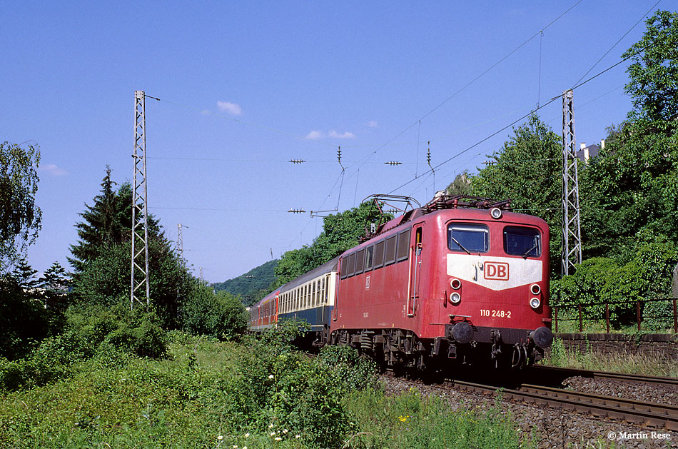 Mit dem Rbz69329 (K�ln Deutzerfeld - Ludwigshafen) legt sich die Saarbr�cker 110 248 nahe Pfaffendorf in die Kurve. 8.6.2000