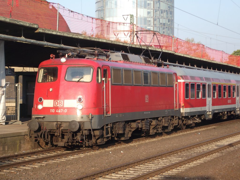 Mit dem RE 11371 aus aachen steht 110 447 in k�ln deutz und wird nach kurzem aufenthalt d�sseldorf entgegen streben. Hinweis: lok steht in kg und wird in wenigen tagen mit einigen 110ern nach klop �berf�hrt werden.