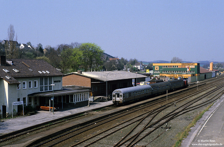 Mit dem Steuerwagen voraus erreicht der N6067 aus Remscheid Lennep seinen Zielbahnhof Wipperf�rth. 3.5.1986