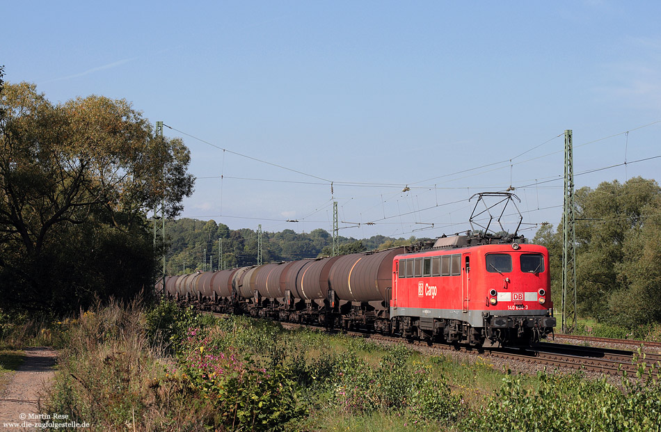 Mit einem Kesselwagenzug gen S�den passiert die 140 834 den Bahnhof Oberhaun. 23.9.2010