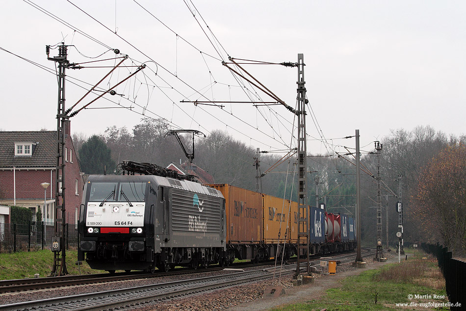 Mit einen Containerzug wird die ES64 F4-090 in K�rze den Bahnhof Venlo erreichen. 1.12.2009