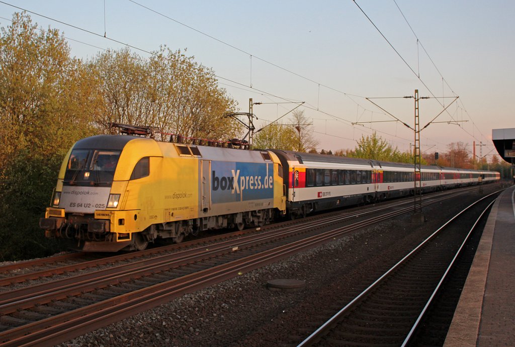 Mit gut Verp�tung unterwegs, 182 525 / ES 64 U2-025  boxXpress  am EC6 in K�ln Stammheim am 24.04.2013