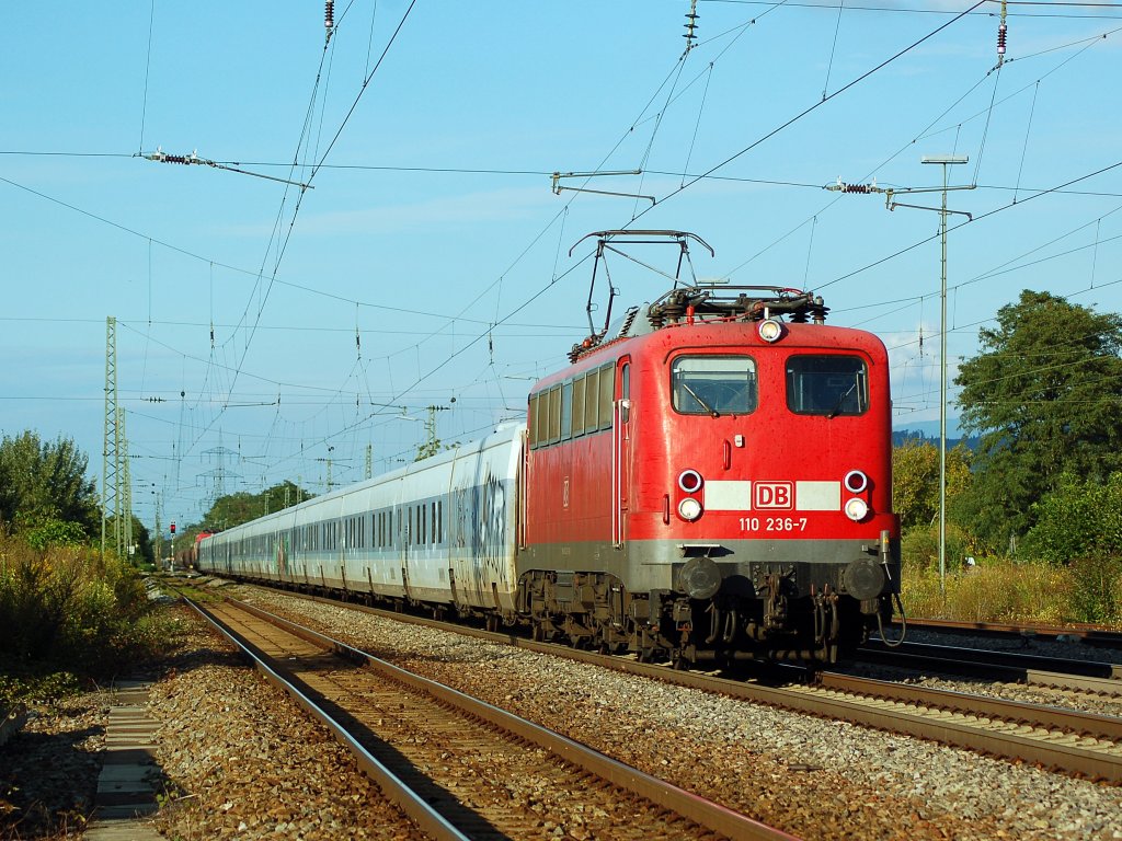 Nach langem die Talgos unterwegs. Diesaml nicht als Nachtzug sondern als Hotelzug.
Aufgenommen in Bad Krozingen am 10.09.2010.