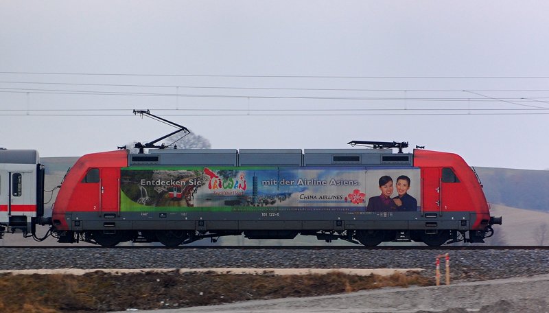 Nachruf auf die Taiwan Airlines, 101 122-0! Aufgenommen am 15.12.07, auf der Strecke Ulm-Augsburg, kurz nach Burgau.