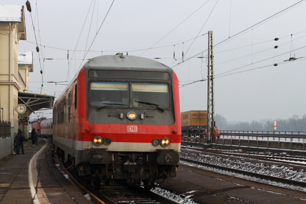 Noch ein Wittenberger Kopf der Baureihe 480 bei der Ankunft in R�desheim am Rhein. Am 2.12.2010 verkehrt die Garnitur noch nach Koblenz Hbf.