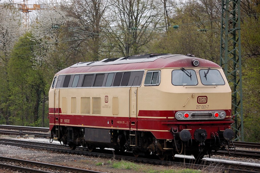 Noch eine Schienensch�nheit: 217 001-7 im Lokportrait. (21.04.2007, M�nchen-Pasing).
