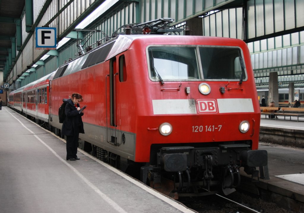 Nochmal die 120 141-7 und der Lokf�hrer wartet bis die nette Zubiene den Bremszettel geschrieben hat.

