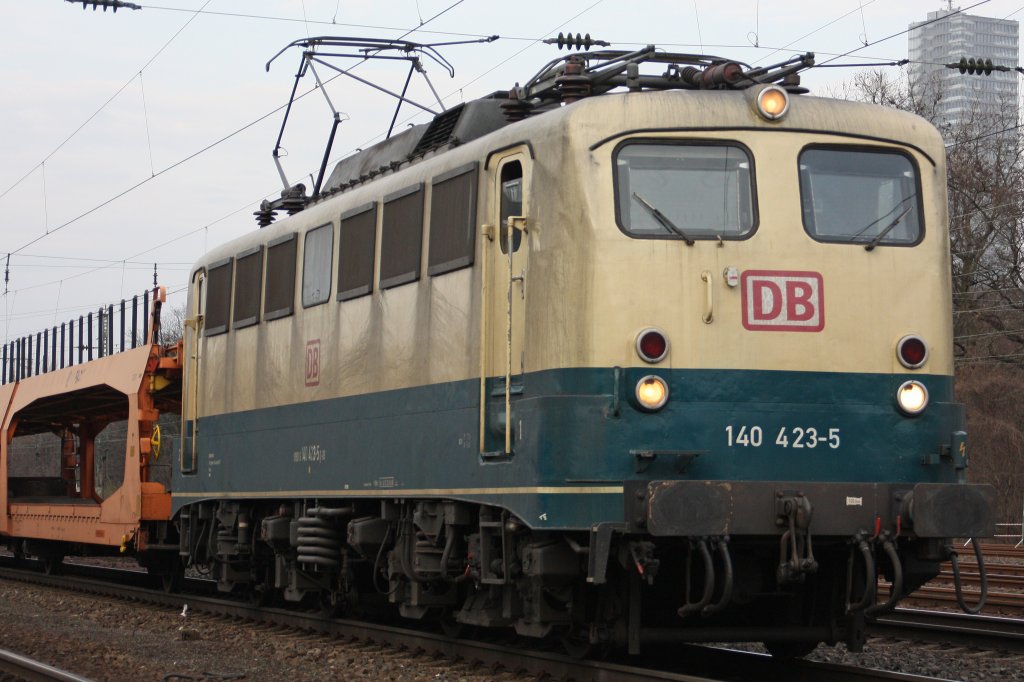 Nochmal im Portait weil si so sch�n ist ;): 140 423 zieht am 12.3.11 einen leeren Autozug von Velo nach Merzig (Saar).Hier bei der Durchfahrt durch K�ln-West.
