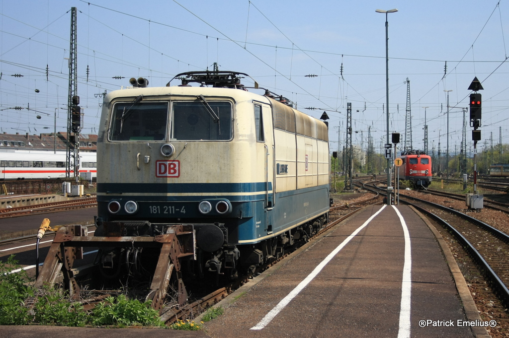 Nochmals die 181 211-4 und dahinter 110 231 aus Dortmuund am 18.04.2010 in Karlsruhe.