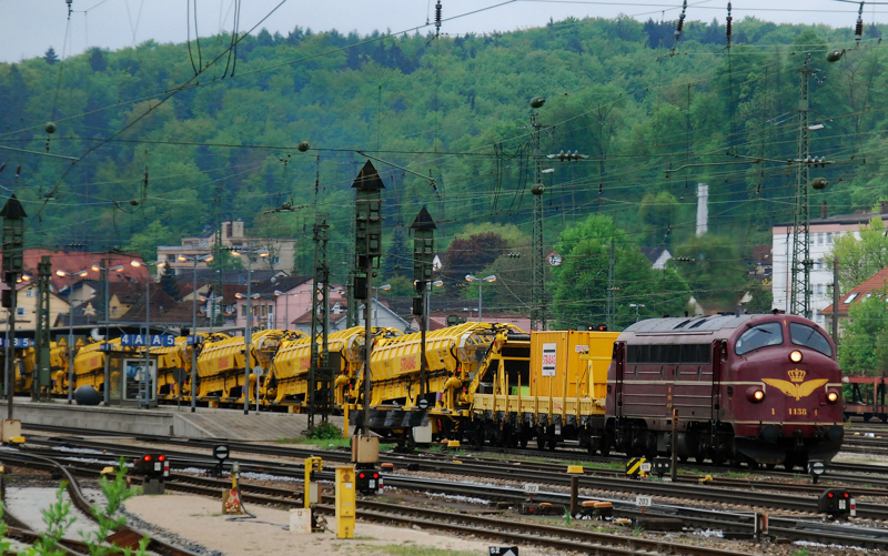 Nohab 1138, aufgenommen vor einem nigelnagelneuen Strabag-Bauzug, am 03.05.11, bei der Durchfahrt durch Treuchtlingen.