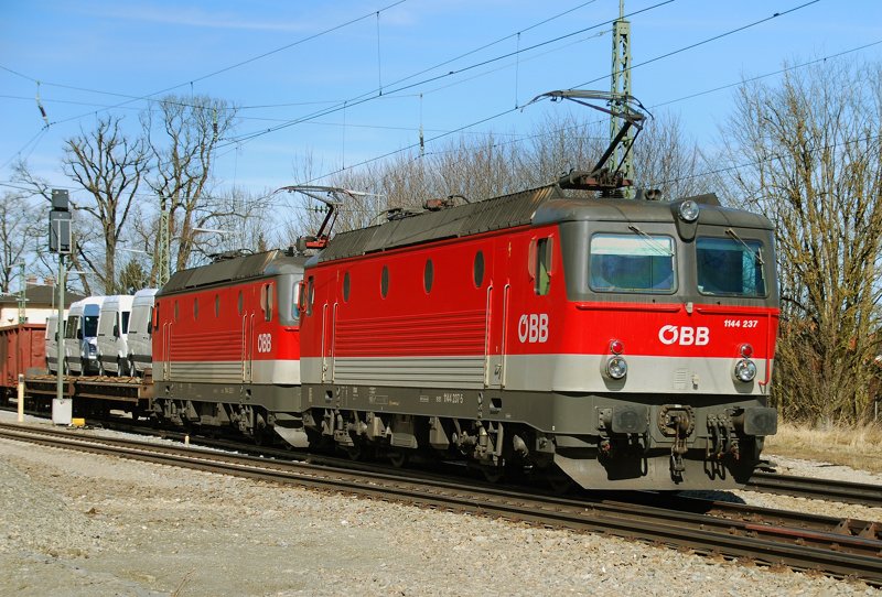 �sterreichisches Doppel! 1144 237-5 + 1144 263-1, aufgenommen am 27.02.10, bei der Durchfahrt durch A�ling, Strecke M�nchen-Rosenheim.