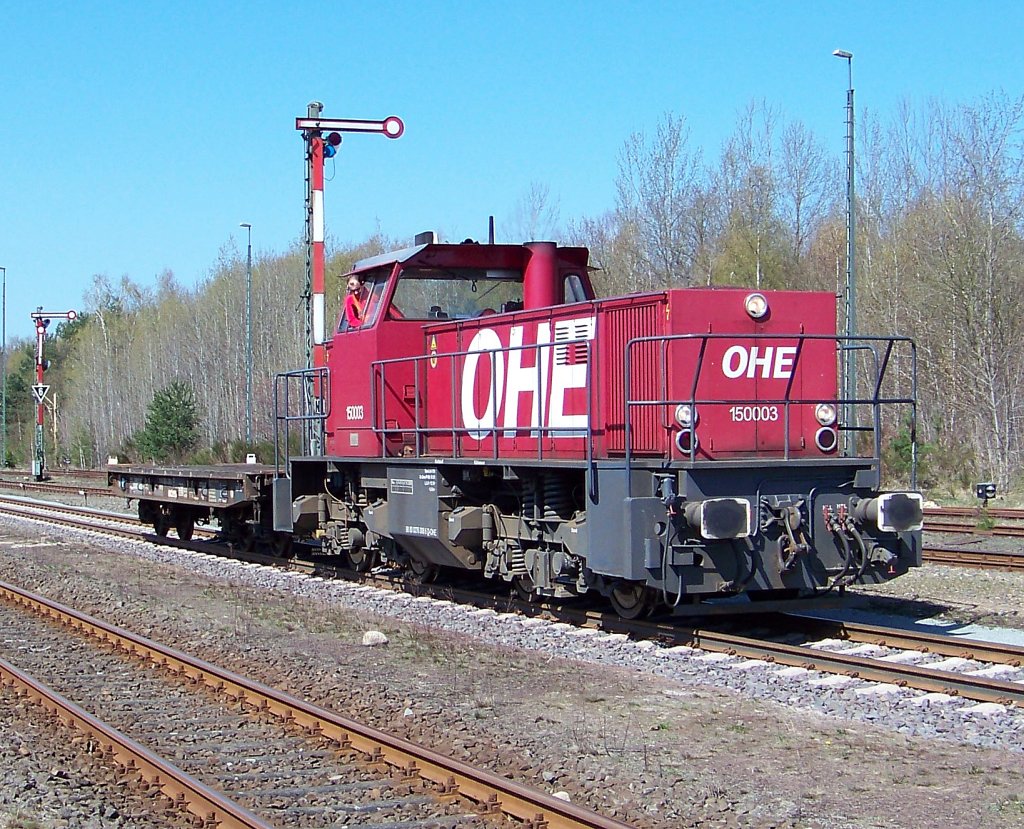 OHE 150003 MaK G 1204 BB kommt mit nur einen Wagen aus der Kaserne. Gru� an den Tf. (17.04.10)
