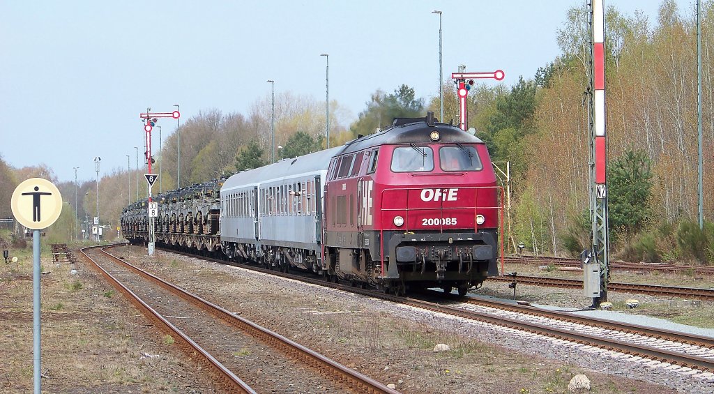 OHE 200085 kommt mit einen Panzerzug aus der Kaserne (24.04.10)